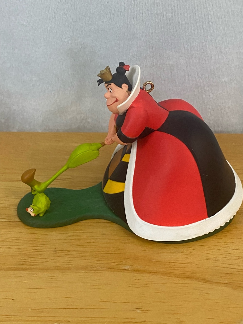 2018 Hallmark Queen of Hearts Ornament Alice in Wonderland